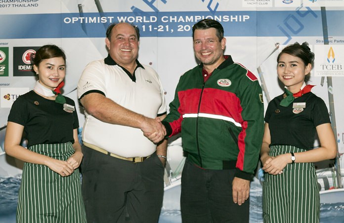 Thomas Whitcraft (centre left), President of the Optimist World Championship 2017 Thailand, and John Heinecke (centre right), Chief Operating Officer of The Minor Food Group PCL, shake hands during the signing ceremony marking The Pizza Company’s sponsorship of the Optimist World Championship.