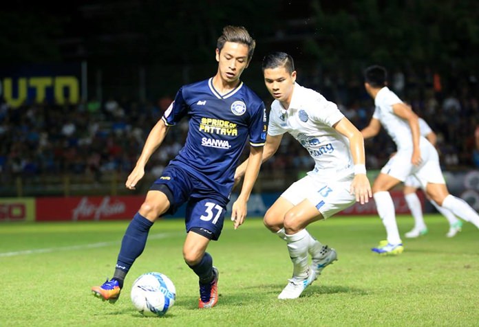 Pattaya United’s Picha U-Tra (left) shields the ball from Buriram United’s Narubodin Weerawatnodom during the second half of their Premier League fixture at the Dolphins Stadium in Pattaya, Saturday, June, 24. (Photo/Pattaya United FC)