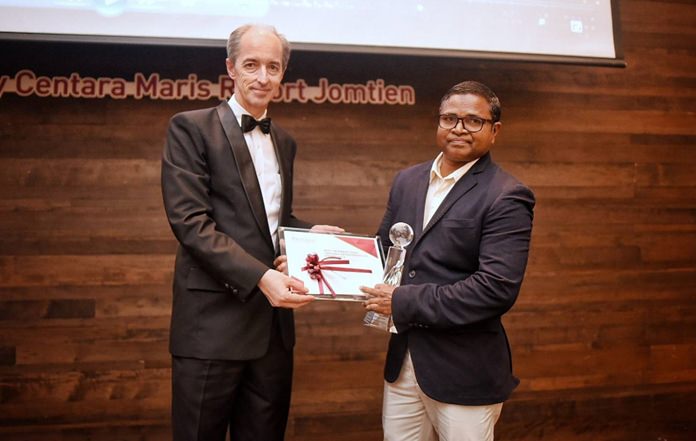 Abdulla Shukuree (right), Restaurant Captain at Centara Grand Island Resort & Spa Maldives receives the Best International Centara Representative Award from David Good (left), Vice President – Operations.