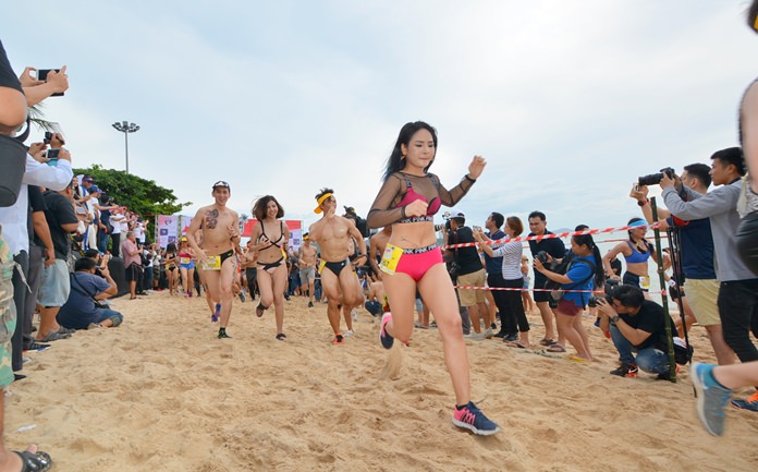 They’re off! Clothes weren’t about to slow down hundreds of people who participated in the 2017 Bikini Run Saturday, July 1. Races for the second-annual event began on the beach in front of Central Festival Pattaya Beach with the course running to the Dusit Thani Hotel and back. 