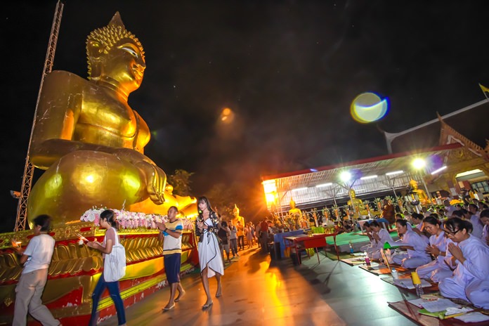 At the Khao Phra Yai Dharma Practice Retreat, both Thai and foreigners perform the Wien Thien ceremony.