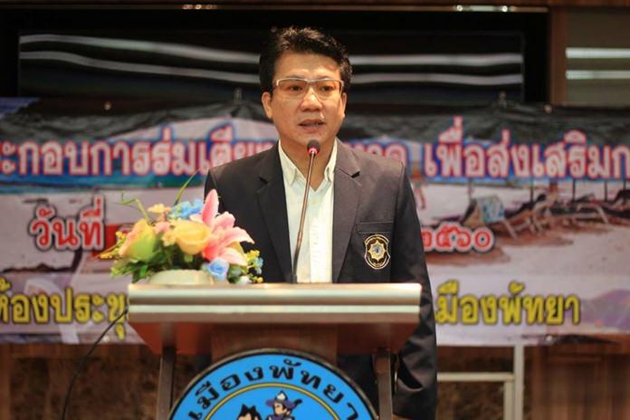 Pattaya security head Terasak Jatupong briefs Pattaya and Jomtien beach vendors on current regulations.