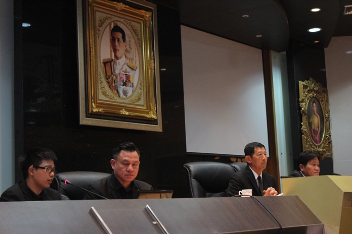 Mayor Anan Charoenchasri chairs a meeting on the “Khon Kaen Model” transport system that has been proposed as a way to relieve traffic congestion in downtown Pattaya.