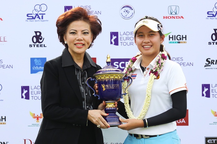 Thailand’s Atthaya Thitikul (right) receives the champion’s trophy from Phoenix Gold Golf & Country Club owner Chanya Swangchitr following the conclusion of the Ladies European Thailand Championship, Sunday, July 9.