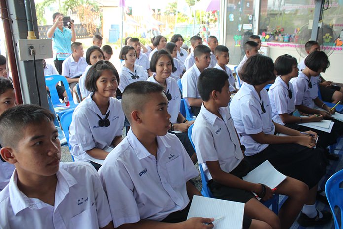 About 50 Pattaya students learned the evils of drugs and other vices at a Soi Korphai Community seminar.