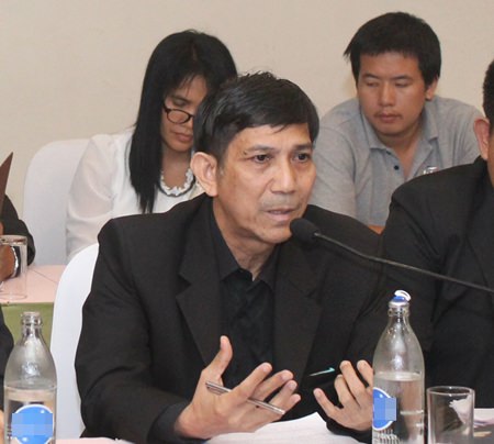 Sutham Buakow, director of the Chonburi Provincial Employment Office, briefs business leaders on the details of a new labor law aimed at upping the penalties for employers hiring illegal aliens and trafficking workers.