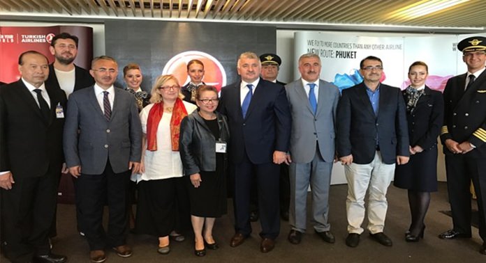 Mrs. Pataraporn Sithivanich (4th from left), TAT Executive Director for Europe, Africa and Middle East Region; H.E. Mrs. Evren Dagdelen Akgn (3rd from left), Ambassador of the Republic of Turkey in Thailand; and Mr. Bilal Eksi (5th from left), Deputy Chairman and CEO of the Turkish Airlines as well as representatives from leading Thai and Turkish tourism organisations.