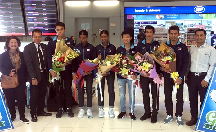 The Thai National Beach Tennis team poses at Bangkok airport, July 18, after arriving back from the ITF Beach Tennis World Team Championship 2017 in Moscow, Russia. 
