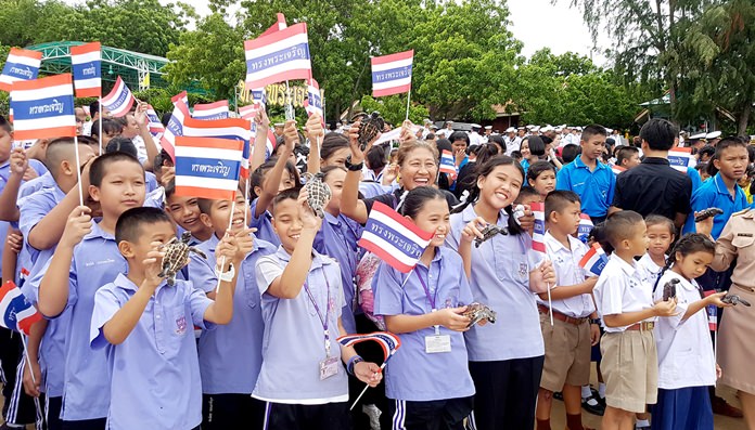 People across the Eastern Seaboard performed good deeds to honor HM King Maha Vajiralongkorn Bodindradebayavarangkun for his 65th birthday July 28. Shown here, school kids at the navy’s Sea Turtle Conservation Center help release juvenile turtles and other sea creatures into Sattahip Bay for the Royal Birthday. Throughout the Kingdom, trees were planted, environmental projects undertaken, free drinking water was dispersed, shirts given away, and many other benevolent acts undertaken to mark the occasion. 