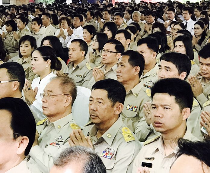 Pattaya Mayor Anan Charoenchasri joins city councilors at Cholkanyanukul School for a five-religion ceremony.
