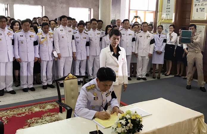 Chonburi Gov. Pakarathorn Thienchai leads activities at Chonburi City Hall.