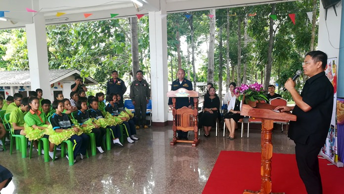 Sub-district Secretary Kotchsit Mulsrakhu opens the workshop at Nong Khet Noi Temple.