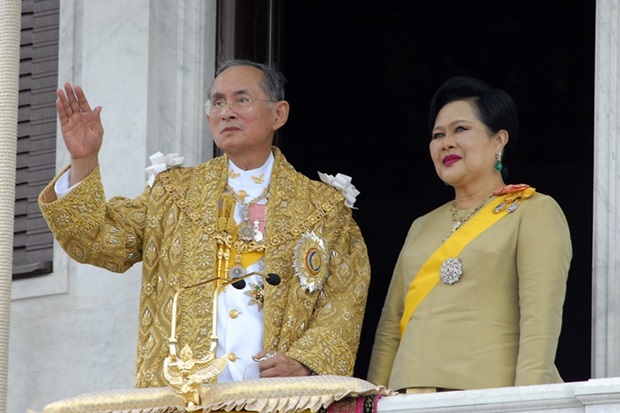 Her Majesty Queen Sirikit stands by His Majesty King Bhumibol Adulyadej as he waves to the crowd during celebrations of the 60th anniversary of His Majesty becoming Thailand’s King June 6, 2006. (AP Photo /Thailand Public Relations Department, HO)