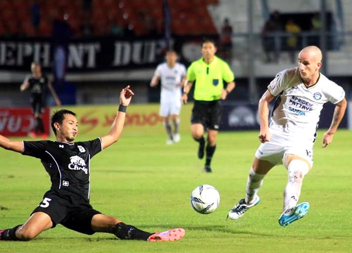 Pattaya United’s Serbian striker Milos Stojanovic (right) gets in a shot on goal against Suphanburi FC during their Thai Premier League fixture at the Suphanburi Provincial Stadium, Saturday, August 5. (Photo courtesy Pattaya United FC)