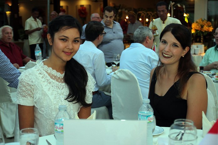 Hannah and Vanessa, two pretty HHNFT Volunteers from Germany and Austria.