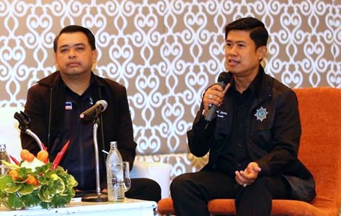 Pattaya municipal police chief, Pol. Maj. Jirawat Sukontasap (right) met with Marine Department Director Ekaraj Kantaro (left) and others to discuss changes to the Tourist Assistance Foundation.