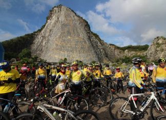 More than 400 cyclists took part in a “do good for Dad” event by planting flowers as they trekked around Khao Chee Chan.