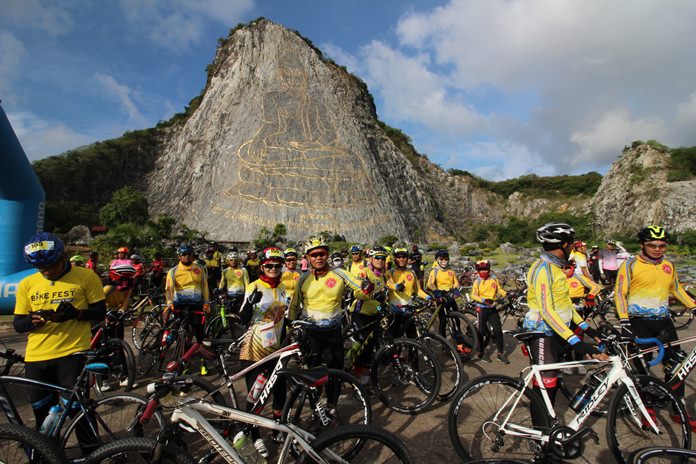 More than 400 cyclists took part in a “do good for Dad” event by planting flowers as they trekked around Khao Chee Chan.