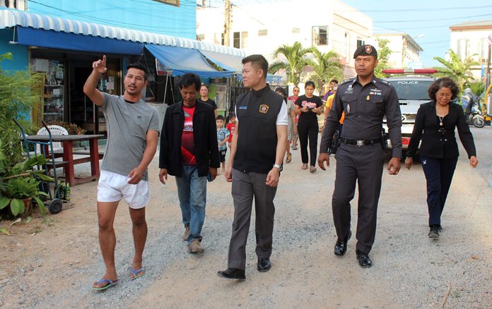 Community leader Virath Joyjinda leads police on a tour of the neighborhood where they were given an update on the Soi Korphai Community’s award-winning anti-drug program in hopes of taking it to other troubled neighborhoods.