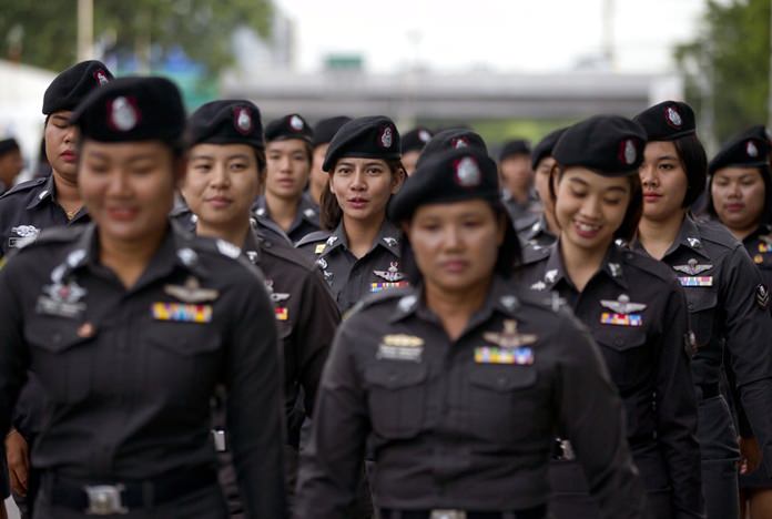 Police officers deploy to positions outside Supreme Court. (AP Photo/Gemunu Amarasinghe)