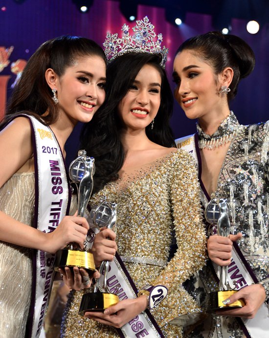 ‘Yoshi’ Rinrada Turapan (center), wearing the 2017 Miss Tiffany crown, poses with first runner-up Kwanlod Rungrojampha (left) and Pimpasa Panupawinchok during the beauty pageant grand finals night at Tiffany’s show theatre in Pattaya, Friday, August 25.