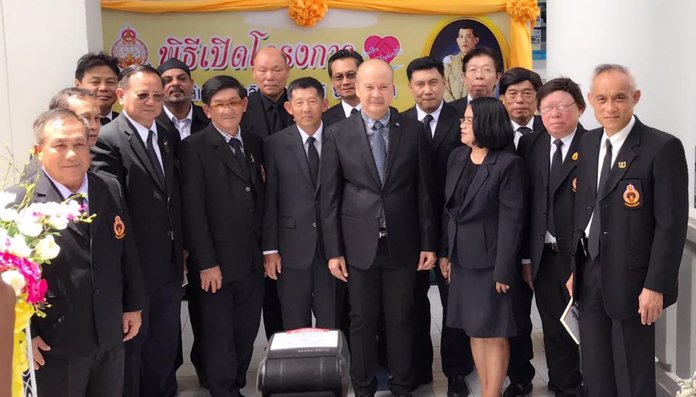Judge Kasem Supasit (center right) and Mayor Anan Charoenchasri (center left) preside over the official launch of Pattaya Provincial Court’s “E-Court” system.