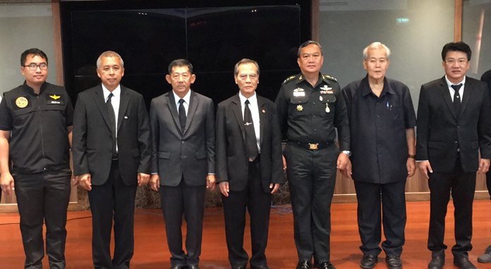 Mayor Anan Charoenchasri met with Teerasak Jathupong from the NSA’s Chonburi office, and Kajadpai Burutpat, president of the Security Association of Thailand, to trade information on the current state of transnational crime in the province.
