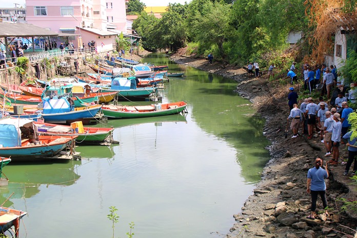 More than 200 people dredged and cleaned Sattahip Canal on National River Conservation Day.