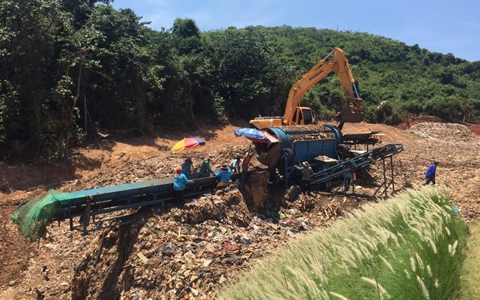 Koh Larn officials may adopt the “Nawiknakhon 4.0” method used by the Royal Thai Navy to help resolve the island’s trash crisis.