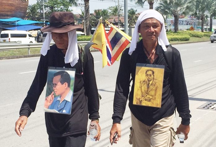 Chanthaburi men Wong Buddhamek, 70, and Manas Pakkarn are trekking on foot to Bangkok to pay their last respects to HM the late King.