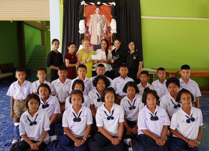 The Rotary Club of Jomtien President Natchlada Nammontree and former club President Dzenana Popin led a member delegation to donate 20,000 baht to help Huay Yai School.