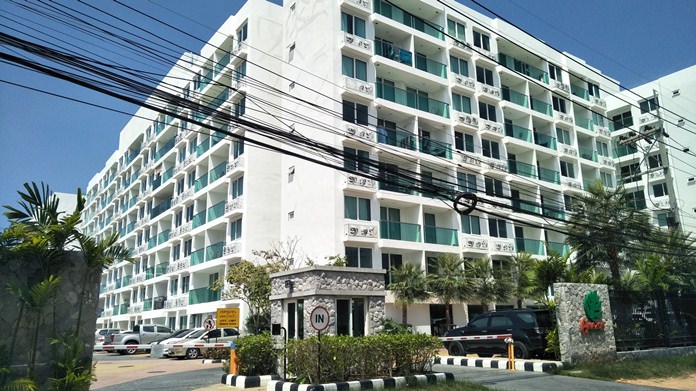 A teenage girl jumped to her death from the ninth floor of the Amazon Residence on Soi Wat Boonkanchanaram.