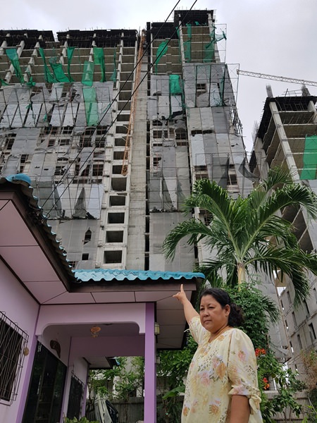 Officials ordered a halt to construction of the Savana Sands condominium project after a crane collapse during a thunder storm rained down debris on two neighboring homes.