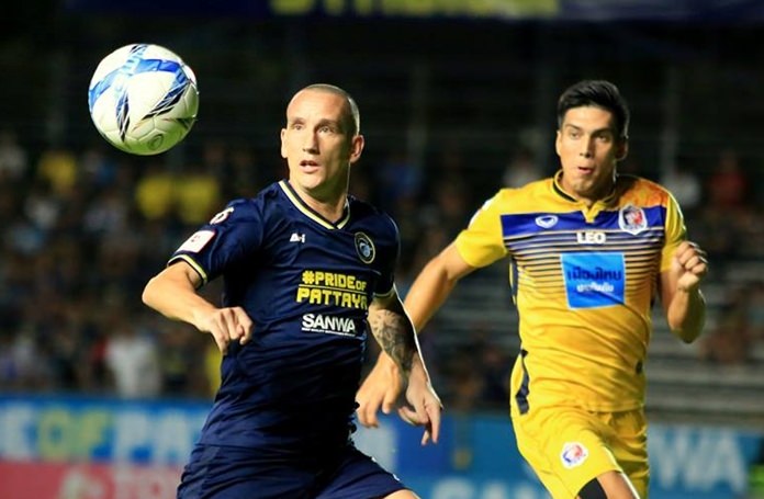 Pattaya United’s Miloš Stojanovic (left) and Port MTI FC’s Sergio Suarez compete for the ball during the second half of their teams’s Thai Premier League fixture at the Nongprue Stadium in Pattaya, Sunday, Sept. 24. (Photo/Pattaya United FC)