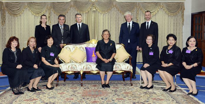 Group picture with HRH Princess Sirindhorn. (Standing from left) Dr. Christine Falken-Grosser, Axel Brauer, Ambassador Peter Prügel, Juergen Koppelin and Jan Scheer. (Sitting from left) Elfi Seitz, Jinthathai‚ ‘Bo’ Songkram, Prof. Dr. Ampha Otrakul, HRH Princess Sirindhorn, Prof. Khunying Sumonta Promboon, Prof. Santanee Phasuk, and Prof. Buarong Lewchalermwongse.