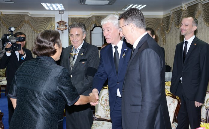 A hearty welcome by the Princess. (l-r) HRH Princess Sirindhorn, Axel Brauer, Jürgen Koppelin and Ambassador Peter Prügel.