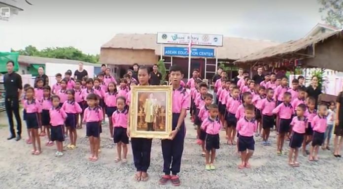 Children under the care of the Drop-In Center remember HM King Bhumibol Adulyadej’s kindness, “Be it any reincarnations, when we are in the land of Thailand, we will have the same Father”.