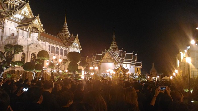Thai people wait to pay homage to the late King’s body lying in state at Phra Thinang Dusit Maha Prasat. (Photo by Xiengyod~commonswiki)