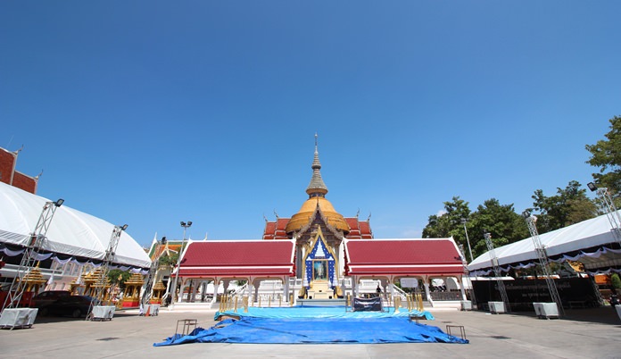 This area at Wat Chaiyamongkol has been set up for mourners to place funeral flowers in front of HM King Bhumibol Adulyadej’s image.