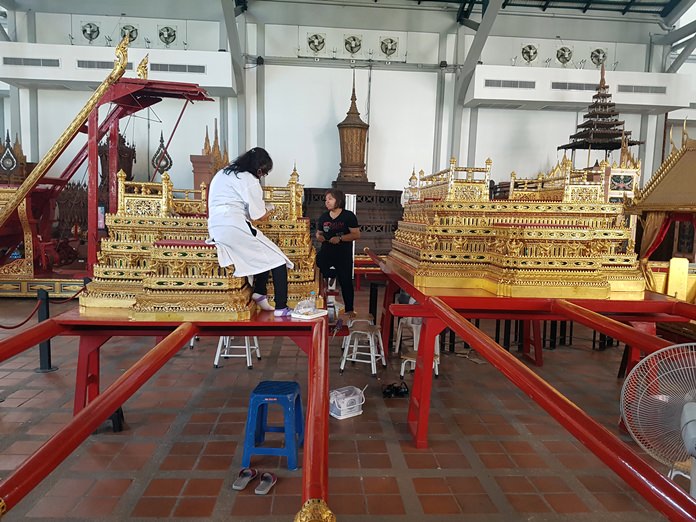 Phra Yanna Mat Sam Lam Khan (“Royal Golden Palanquin[s] with Three Poles”), built during the reign of King Rama I. (Photo by Iudexvivorum via Wikipedia Commons)