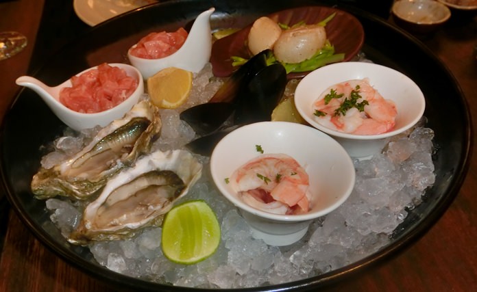 Seafood platter with Fines de Claire oysters.