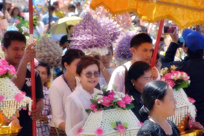 Diana Group Managing Director Sopin Thappajug leads a group of Diana employees and donors to Khao Pho Thong Temple during the annual “kathin” ceremony.