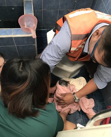 A baby who decided it wasn’t going to wait for a coach made a surprise appearance in a Pattaya Bus Station restroom.