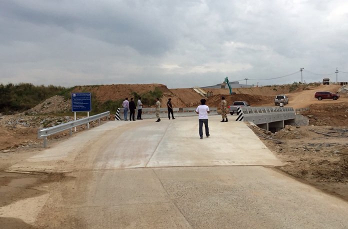 A new bridge connecting Banglamung and Rayong’s Pluak Daeng districts is now open for business.