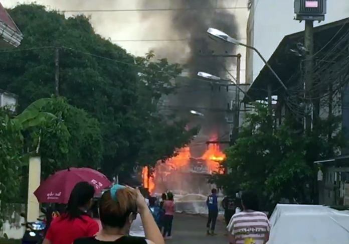 Another of Pattaya’s infamous tangles of electrical wires burst into flames again, causing a blackout on Sukhumvit Soi 73.