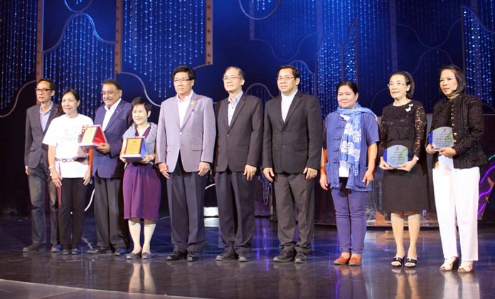 Chonburi Deputy Gov. Chaichan Iamcharoen handed out awards of appreciation to representatives of all sponsoring foundations/organizations on behalf of Baan Jing Jai to thank them for their generous support.