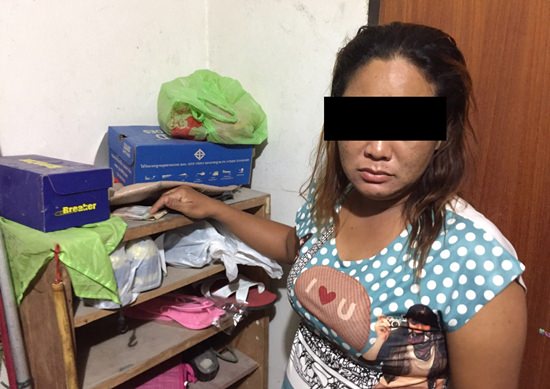 Sutthirak Toloy and one of her accomplices Sudarat Padjantuk (not shown) were arrested for allegedly stealing about 50,000 baht worth of various currencies from Russian guests in Wong Amat. A third accomplice, Natamon Yingkamhang from Nong Bua Lam Phu is on the run.