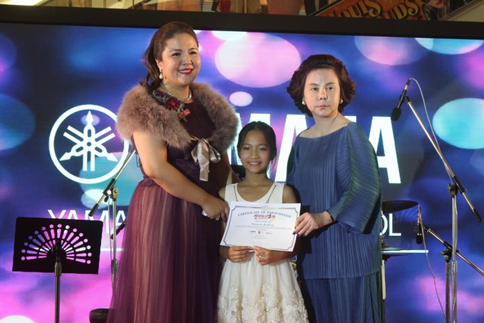 Darin Phanthusak, Director of Yamaha Music School Pattaya and DVK Star Talent Academy together with Lalita Wimonphan, GM of Royal Garden Plaza Pattaya present a certificate of appreciation to a lovely participant.