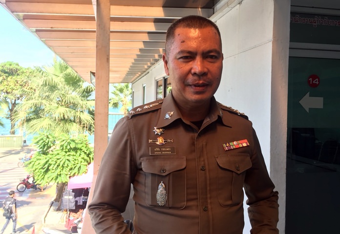 Pattaya’s police chief, Pol. Col. Apichai Kroppech warns selfie-taking tourists that they could lose their purse or even telephone to thieves while lost in their narcissism.