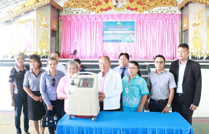 Generous benefactor Chen Buaeim donated 220,000 baht in cash and equipment to the Nongprue Dialysis Center to help reduce local incidence of kidney disease and diabetes.